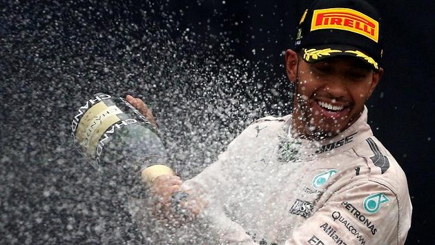 Lewis Hamilton se raduje z vítězství ve Velké ceně Brazílie. Lewis Hamilton se raduje z vítězství ve Velké ceně Brazílie.