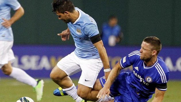 Gary Cahill (vpravo) z Chelsea zastahuje Sergia Agüera z Manchesteru City. Gary Cahill (vpravo) z Chelsea zastahuje Sergia Agüera z Manchesteru City.