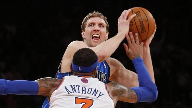 Dirk Nowitzki z Dallasu se v zátkání s New York Knicks připravuje ke střele v poslední vteřině utkání. Dirk Nowitzki z Dallasu se v zátkání s New York Knicks připravuje ke střele v poslední vteřině utkání.