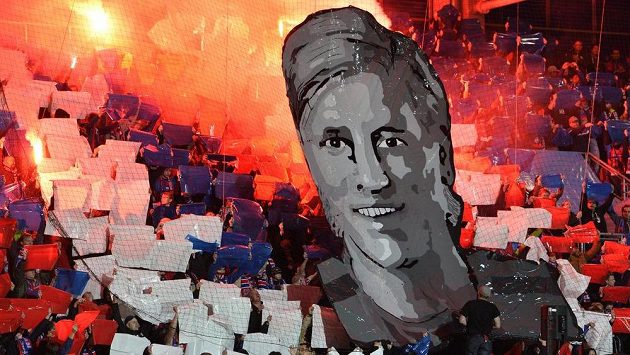 Fanoušci rozprostřeli portrét Františka Rajtorala v hledišti. Bývalá opora Viktoria Plzeň Rajtoral o víkendu v Turecku spáchal sebevraždu. Fanoušci rozprostřeli portrét Františka Rajtorala v hledišti. Bývalá opora Viktoria Plzeň Rajtoral o víkendu v Turecku spáchal sebevraždu.