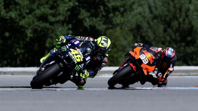 Valentino Rossi a Brad Binder během kvalifikace v Brně. Ilustrační foto. Valentino Rossi a Brad Binder během kvalifikace v Brně. Ilustrační foto.
