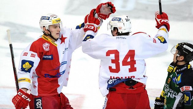 Slávistický obránce Jan Holub (vpravo) se raduje se spoluhráčem Jiřím Doležalem z gólu proti Karlovým Varům. Slávistický obránce Jan Holub (vpravo) se raduje se spoluhráčem Jiřím Doležalem z gólu proti Karlovým Varům.