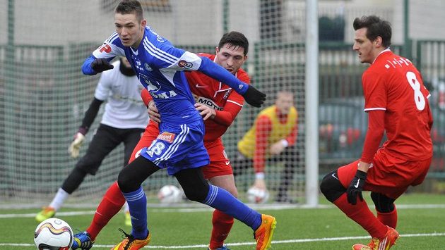 Utkání Zbrojovky Brno s Olomoucí na Tipsort lize. Zleva Josef Čtvrtníček, Muamar Avdič a Jan Malík. Utkání Zbrojovky Brno s Olomoucí na Tipsort lize. Zleva Josef Čtvrtníček, Muamar Avdič a Jan Malík.