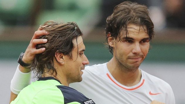 David Ferrer gratuluje Rafaelu Nadalovi k titulu na Roland Garros. V žebříčku ho ale přeskočil. David Ferrer gratuluje Rafaelu Nadalovi k titulu na Roland Garros. V žebříčku ho ale přeskočil.
