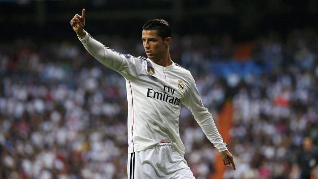 Cristiano Ronaldo z Realu Madrid nesouhlasí s verdiktem rozhodčích ve čtvrtfinálové odvětě Ligy mistrů proti Atlétiku Madrid. Cristiano Ronaldo z Realu Madrid nesouhlasí s verdiktem rozhodčích ve čtvrtfinálové odvětě Ligy mistrů proti Atlétiku Madrid.