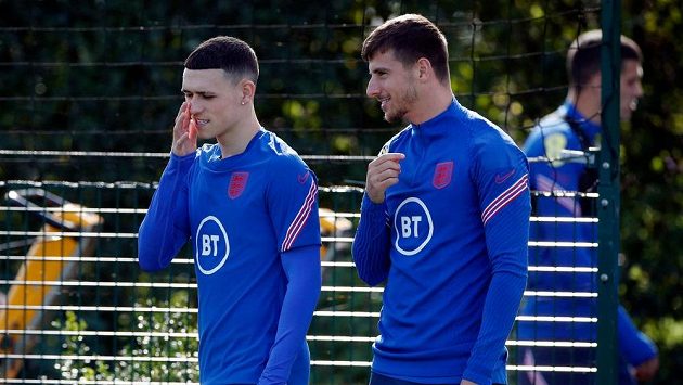 Anglický fotbalový reprezentant Mason Mount se nechal očkovat proti koronaviru. Na snímku je s Philem Fodenem. Anglický fotbalový reprezentant Mason Mount se nechal očkovat proti koronaviru. Na snímku je s Philem Fodenem.