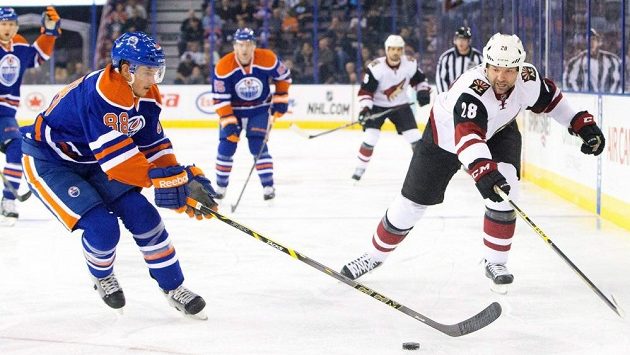 John Scott (vpravo) ještě v dresu Arizony v utkání NHL proti Edmontonu. John Scott (vpravo) ještě v dresu Arizony v utkání NHL proti Edmontonu.