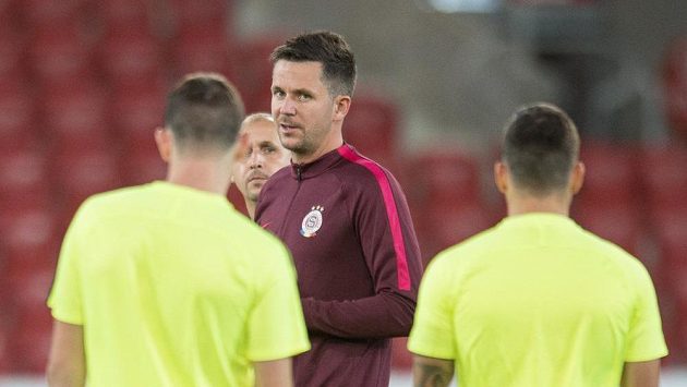 Trenér Sparty Praha David Holoubek během předzápasového tréninku. Trenér Sparty Praha David Holoubek během předzápasového tréninku.