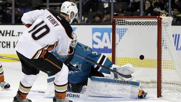 Křídelník Anaheimu Corey Perry dává gól brankáři San Jose Martinu Jonesovi. Křídelník Anaheimu Corey Perry dává gól brankáři San Jose Martinu Jonesovi.