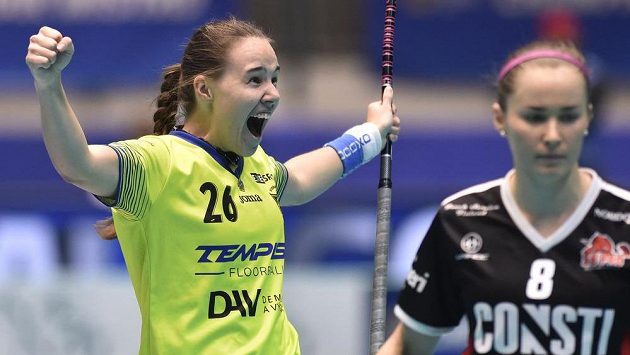 Zleva Barbora Husková z Vítkovic se raduje z gólu a Jaana Lirkkiová z SB-Pro Nurmijärvi. Zleva Barbora Husková z Vítkovic se raduje z gólu a Jaana Lirkkiová z SB-Pro Nurmijärvi.