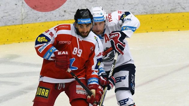 Roman Rác z Olomouce (vlevo) a Štěpán Hřebejk z Chomutova v utkání 45. kola extraligy. Roman Rác z Olomouce (vlevo) a Štěpán Hřebejk z Chomutova v utkání 45. kola extraligy.