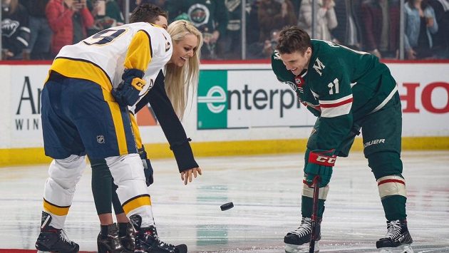Lindsey Vonnová vhazuje slavnostní buly mezi kapitány Nashvillu Romana Josiho (vlevo) a Minnesoty Zacha Pariseho. Lindsey Vonnová vhazuje slavnostní buly mezi kapitány Nashvillu Romana Josiho (vlevo) a Minnesoty Zacha Pariseho.