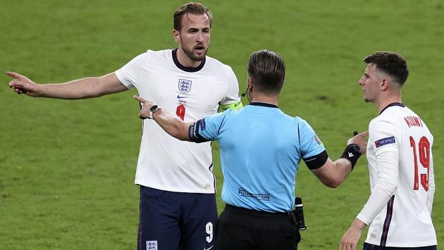 Harry Kane (vlevo) a Mason Mount (vpravo) v diskusi s rozhodčím během zápasu s Dánskem. Harry Kane (vlevo) a Mason Mount (vpravo) v diskusi s rozhodčím během zápasu s Dánskem.