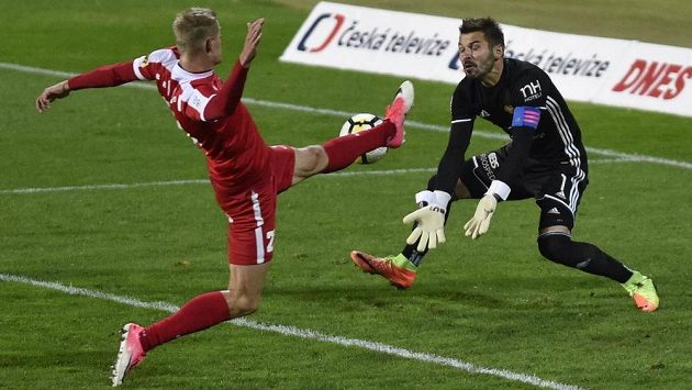 Michal Škoda z Brna a brankář Dukly a kapitán Filip Rada Michal Škoda z Brna a brankář Dukly a kapitán Filip Rada