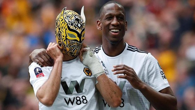 Raul Jimenez (vlevo) a Willy Boly se radují z druhého gólu Wolverhamptonu v semifinálovém utkání FA Cupu proti Watfordu. Raul Jimenez (vlevo) a Willy Boly se radují z druhého gólu Wolverhamptonu v semifinálovém utkání FA Cupu proti Watfordu.