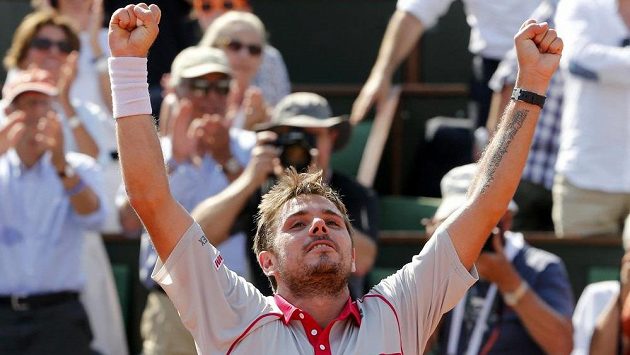 Švýcarský tenista Stan Wawrinka slaví vítězství nad Francouzem Jo-Wilfriedem Tsongou v semifinále French Open. Švýcarský tenista Stan Wawrinka slaví vítězství nad Francouzem Jo-Wilfriedem Tsongou v semifinále French Open.