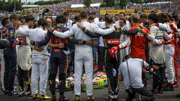 Piloti formule jedna drželi spolu s členy rodiny zesnulého Julese Bianchiho před Velkou cenou Maďarska minutu ticha. Piloti formule jedna drželi spolu s členy rodiny zesnulého Julese Bianchiho před Velkou cenou Maďarska minutu ticha.