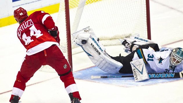 Střelu útočníka Detroitu Red Wings Todda Bertuzziho vyráží betonem brankář San Jose Antti Niemi. Střelu útočníka Detroitu Red Wings Todda Bertuzziho vyráží betonem brankář San Jose Antti Niemi.