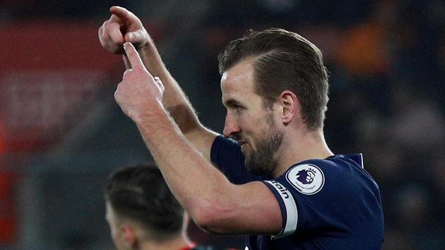 Musím střídat, signalizuje lavičce Tottenhamu zraněný kanonýr týmu Harry Kane. Musím střídat, signalizuje lavičce Tottenhamu zraněný kanonýr týmu Harry Kane.