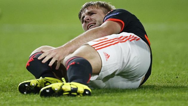 Fotbalista Manchesteru United Luke Shaw se drží za zlomenou nohu v utkání proti PSV. Fotbalista Manchesteru United Luke Shaw se drží za zlomenou nohu v utkání proti PSV.