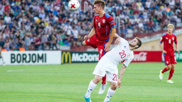 V semifinále evropského šampionátu čeká na české mladíky Anglie. V semifinále evropského šampionátu čeká na české mladíky Anglie.