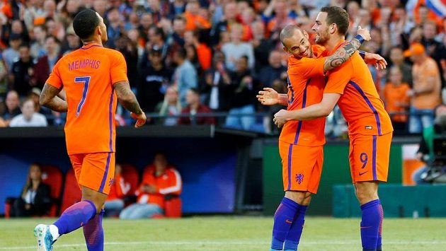 Wesley Sneijder (druhý zprava) jako první gratuloval spoluhráči Vincentu Janssenovi ke gólu v přátelském utkání proti Pobřeží Slonoviny. Gratulovat přibíhá i Memphis Depay (vlevo). Wesley Sneijder (druhý zprava) jako první gratuloval spoluhráči Vincentu Janssenovi ke gólu v přátelském utkání proti Pobřeží Slonoviny. Gratulovat přibíhá i Memphis Depay (vlevo).