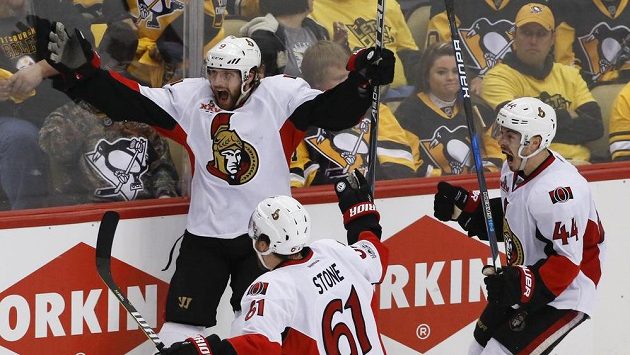 Bobby Ryan oslavuje vítěznou branku do sítě Pittsburghu se svými spoluhráči. Bobby Ryan oslavuje vítěznou branku do sítě Pittsburghu se svými spoluhráči.