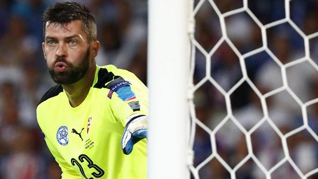 Slovenský brankář Matúš Kozáčik svůj tým v utkání s Anglii několikrát podržel. Slovenský brankář Matúš Kozáčik svůj tým v utkání s Anglii několikrát podržel.