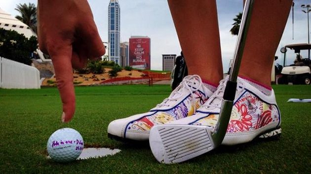 To je on. Klára Spilková ukazuje na míček, kterým zahrála v Dubaji úder hole in one. To je on. Klára Spilková ukazuje na míček, kterým zahrála v Dubaji úder hole in one.