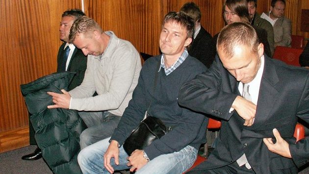Případ údajné fotbalové korupce před soudem. Zleva bývalý prezident střížkovských Bohemians Karel Kapr, tehdejší hráči Bohemians David Zoubek a Miroslav Obermajer a brankář Olomouce Petr Drobisz. Případ údajné fotbalové korupce před soudem. Zleva bývalý prezident střížkovských Bohemians Karel Kapr, tehdejší hráči Bohemians David Zoubek a Miroslav Obermajer a brankář Olomouce Petr Drobisz.
