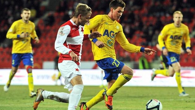 Hráč Slavie Róbert Cicman (vlevo) a teplický hráč Egon Vůch v dohrávce 18. kola Gambrinus ligy Hráč Slavie Róbert Cicman (vlevo) a teplický hráč Egon Vůch v dohrávce 18. kola Gambrinus ligy