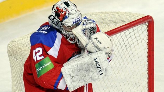 Zklamaný brankář týmu Lev Praha Tomáš Pöpperle poté, co inkasoval branku Zklamaný brankář týmu Lev Praha Tomáš Pöpperle poté, co inkasoval branku