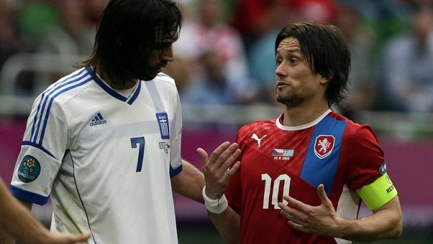 Kapitán české fotbalové reprezentace Tomáš Rosický a řecký útočník Giorgios Samaras. Kapitán české fotbalové reprezentace Tomáš Rosický a řecký útočník Giorgios Samaras.