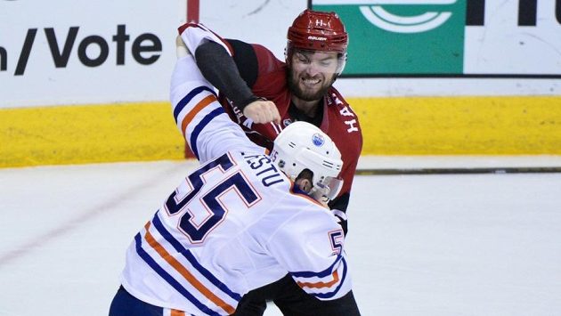 Martin Hanzal (čelem) a Mark Letestu se v poslední minutě utkání Arizony s Edmontonem stačili ještě poprat. Nakonec vyhrál Čech. Martin Hanzal (čelem) a Mark Letestu se v poslední minutě utkání Arizony s Edmontonem stačili ještě poprat. Nakonec vyhrál Čech.