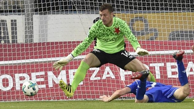Dole Václav Jemelka z Olomouce dává gól brankáři Slavie Janu Laštůvkovi. Dole Václav Jemelka z Olomouce dává gól brankáři Slavie Janu Laštůvkovi.