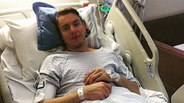 Filip Jícha na nemocničním lůžku v Londýně na snímku, který zveřejnil na facebooku. Filip Jícha na nemocničním lůžku v Londýně na snímku, který zveřejnil na facebooku.