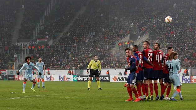 Willianův přímý kop končí gólem v sítí maďarského soupeře. Willianův přímý kop končí gólem v sítí maďarského soupeře.