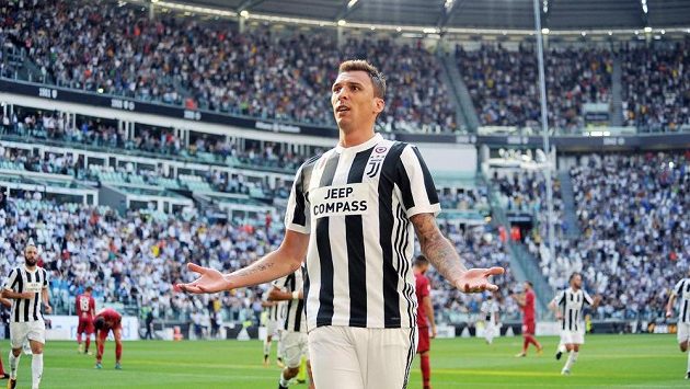 Mario Mandžukič z Juventusu slaví gól proti Cagliari. Mario Mandžukič z Juventusu slaví gól proti Cagliari.