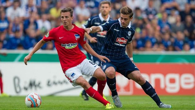 Fotbalista Herthy Berlín Vladimir Darida (vlevo) a bielefeldský Tom Schuetz v utkání Německého poháru. Fotbalista Herthy Berlín Vladimir Darida (vlevo) a bielefeldský Tom Schuetz v utkání Německého poháru.