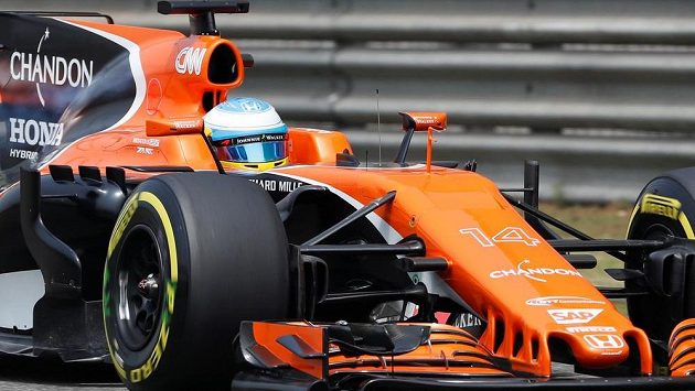 Pilot F1 Fernando Alonso na okruhu v Číně. Pilot F1 Fernando Alonso na okruhu v Číně.