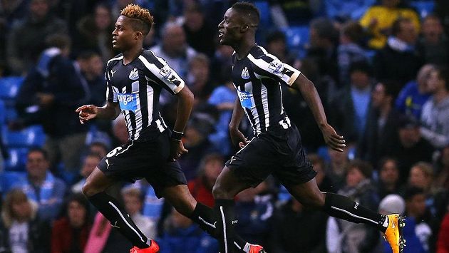 Rolando Aarons (vlevo) a jeho spoluhráč Massadio Haidara se radují z gólu mladého záložníka na hřišti Manchesteru City. Rolando Aarons (vlevo) a jeho spoluhráč Massadio Haidara se radují z gólu mladého záložníka na hřišti Manchesteru City.