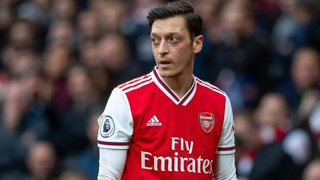 Německý fotbalista Mesut Özil nesouhlasí se snížením své odměny v době pandemie koronaviru. Německý fotbalista Mesut Özil nesouhlasí se snížením své odměny v době pandemie koronaviru.