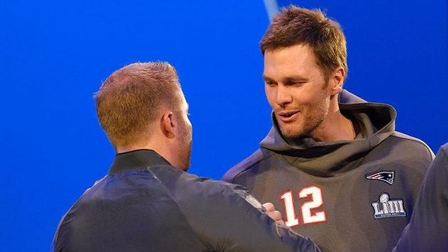 Hrající legenda amerického fotbalu Tom Brady (č. 12) z New England Patriots se zdraví s hlavním koučem LA Rams Seanem McVayem. Hrající legenda amerického fotbalu Tom Brady (č. 12) z New England Patriots se zdraví s hlavním koučem LA Rams Seanem McVayem.