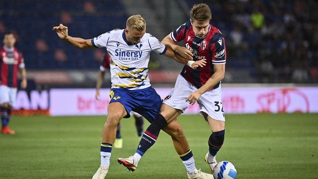 Antonín Barák (vlevo) z Verony a Mattias Svanberg z Boloni. Antonín Barák (vlevo) z Verony a Mattias Svanberg z Boloni.