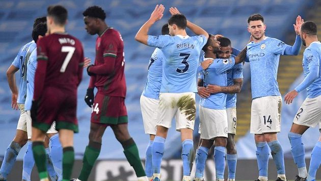 Fotbalisté Manchesteru City oslaví výhru v utkání Premier League. Fotbalisté Manchesteru City oslaví výhru v utkání Premier League.