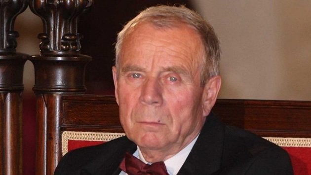 Josef Musil na archivním snímku z roku 2009, kdy z rukou tehdejšího prezidenta České republiky Václava Klause převzal medaili Za zásluhy II. stupně. Josef Musil na archivním snímku z roku 2009, kdy z rukou tehdejšího prezidenta České republiky Václava Klause převzal medaili Za zásluhy II. stupně.