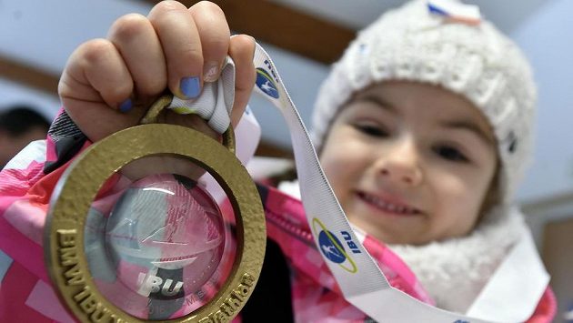 Čtyřletá Kristínka Doležalová z Prahy se zlatou medailí, kterou jí daroval vítěz závodu Martin Fourcade z Francie. Čtyřletá Kristínka Doležalová z Prahy se zlatou medailí, kterou jí daroval vítěz závodu Martin Fourcade z Francie.