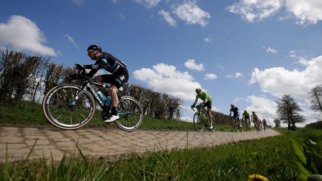 Italský cyklista Elia Viviani (vpředu). Italský cyklista Elia Viviani (vpředu).