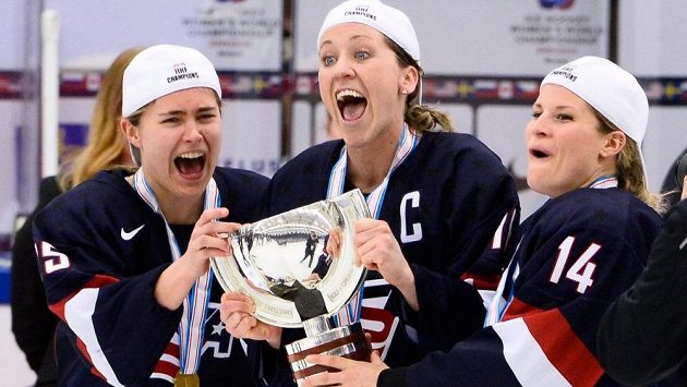 Americké hokejistky (zleva) Alex Carpenterová, Meghan Dugganová a Brianna Deckerová s pohárem pro mistryně světa roku 2015. Americké hokejistky (zleva) Alex Carpenterová, Meghan Dugganová a Brianna Deckerová s pohárem pro mistryně světa roku 2015.