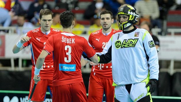 Gólman florbalové reprezentace Lukáš Souček se spoluhráči Matějem Jendrišákem (zleva), Danielem Šebkem a Janem Jelínkem. Gólman florbalové reprezentace Lukáš Souček se spoluhráči Matějem Jendrišákem (zleva), Danielem Šebkem a Janem Jelínkem.